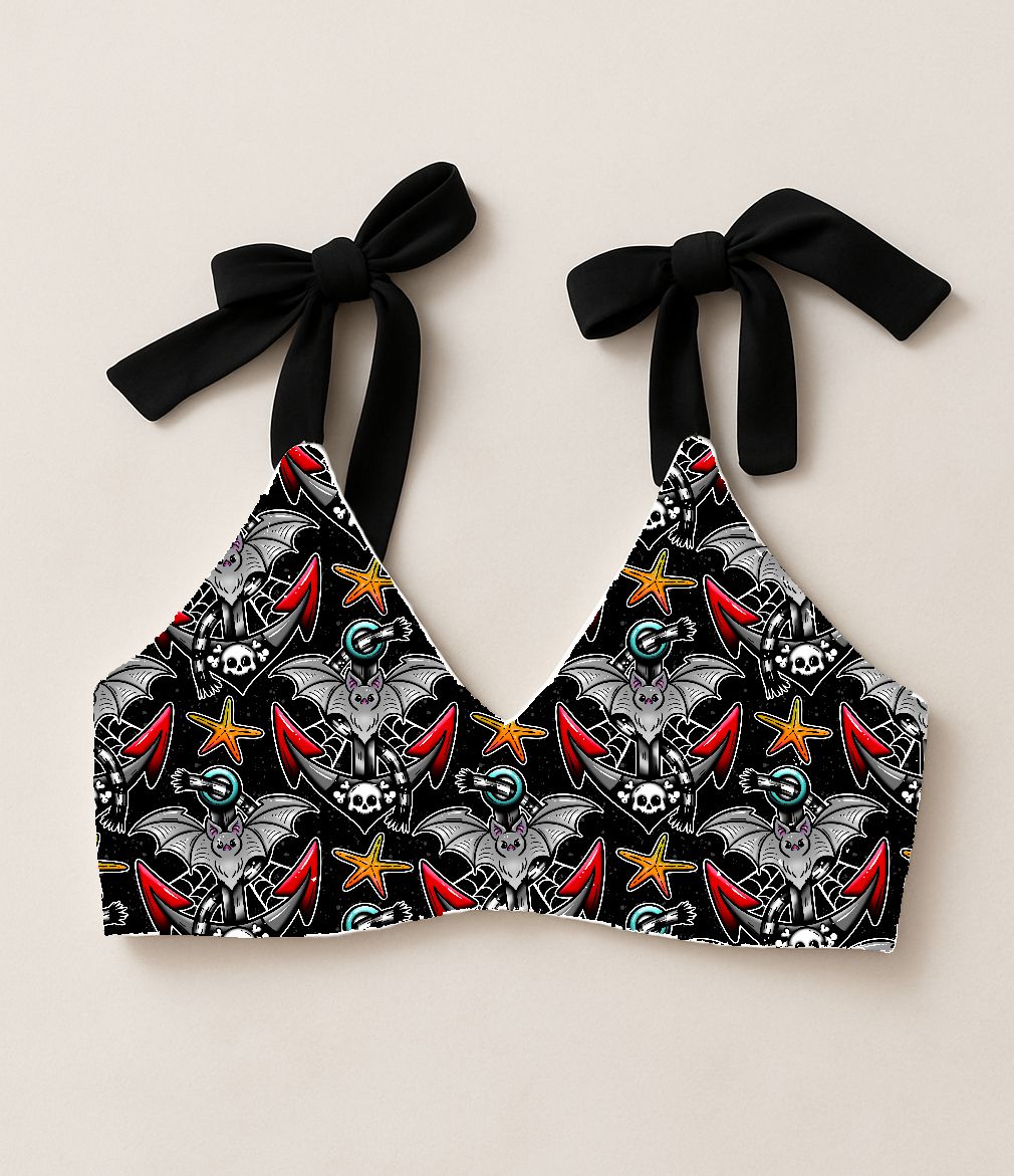 Top de bikini com padrão colorido de morcegos, âncoras e estrelas-do-mar