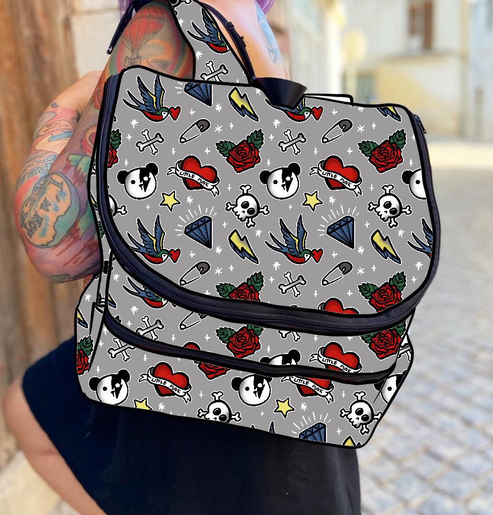 Mochila cinza com padrão tatuagens coloridas usada por pessoa com tatuagens num ambiente urbano