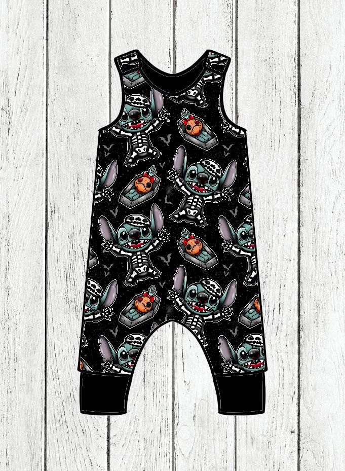 Macacão de bebé preto com padrão de personagem pirata azul e caixões com corações