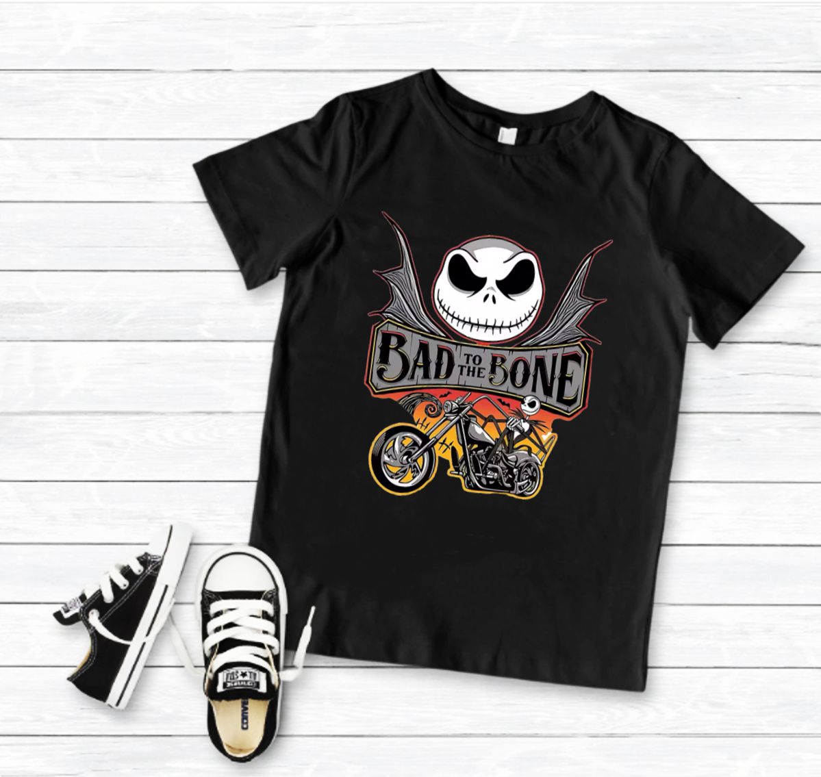 T-shirt preta com estampado de caveira e moto com texto BAD TO THE BONE e sapatilhas infantis pretas