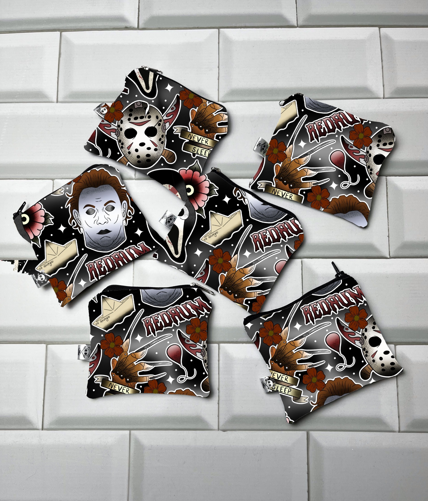 Capas para AirPods com design de terror em fundo preto com elementos como máscaras, rostos e facas