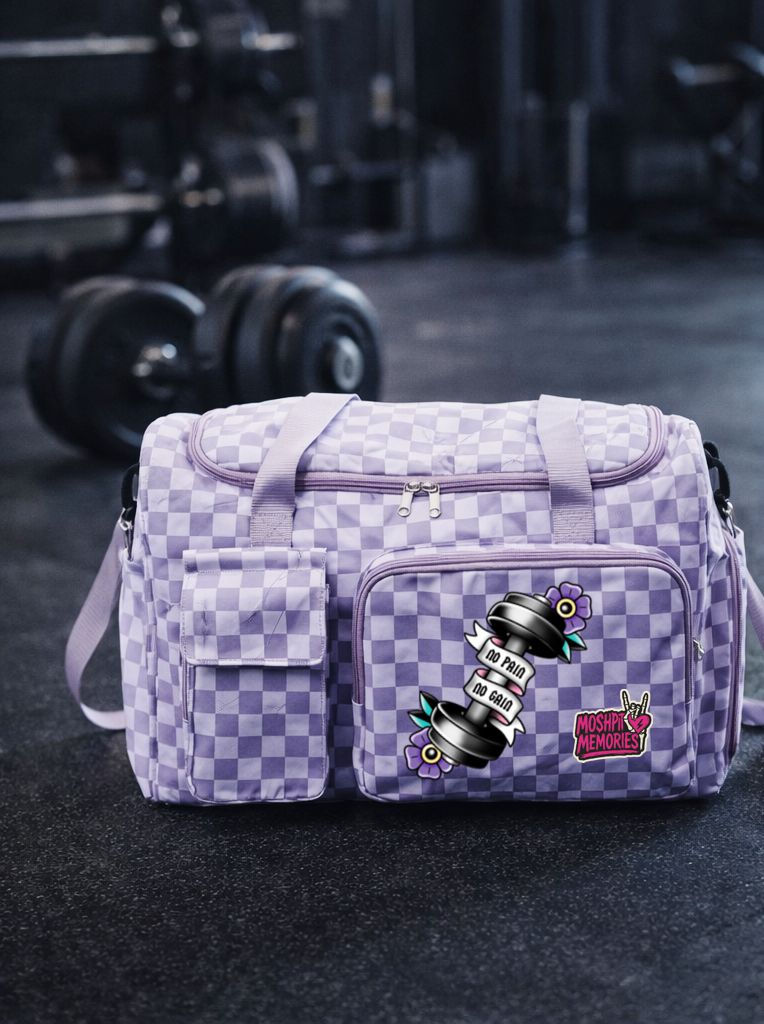 Mala xadrez lilás e branco com autocolantes em ginásio