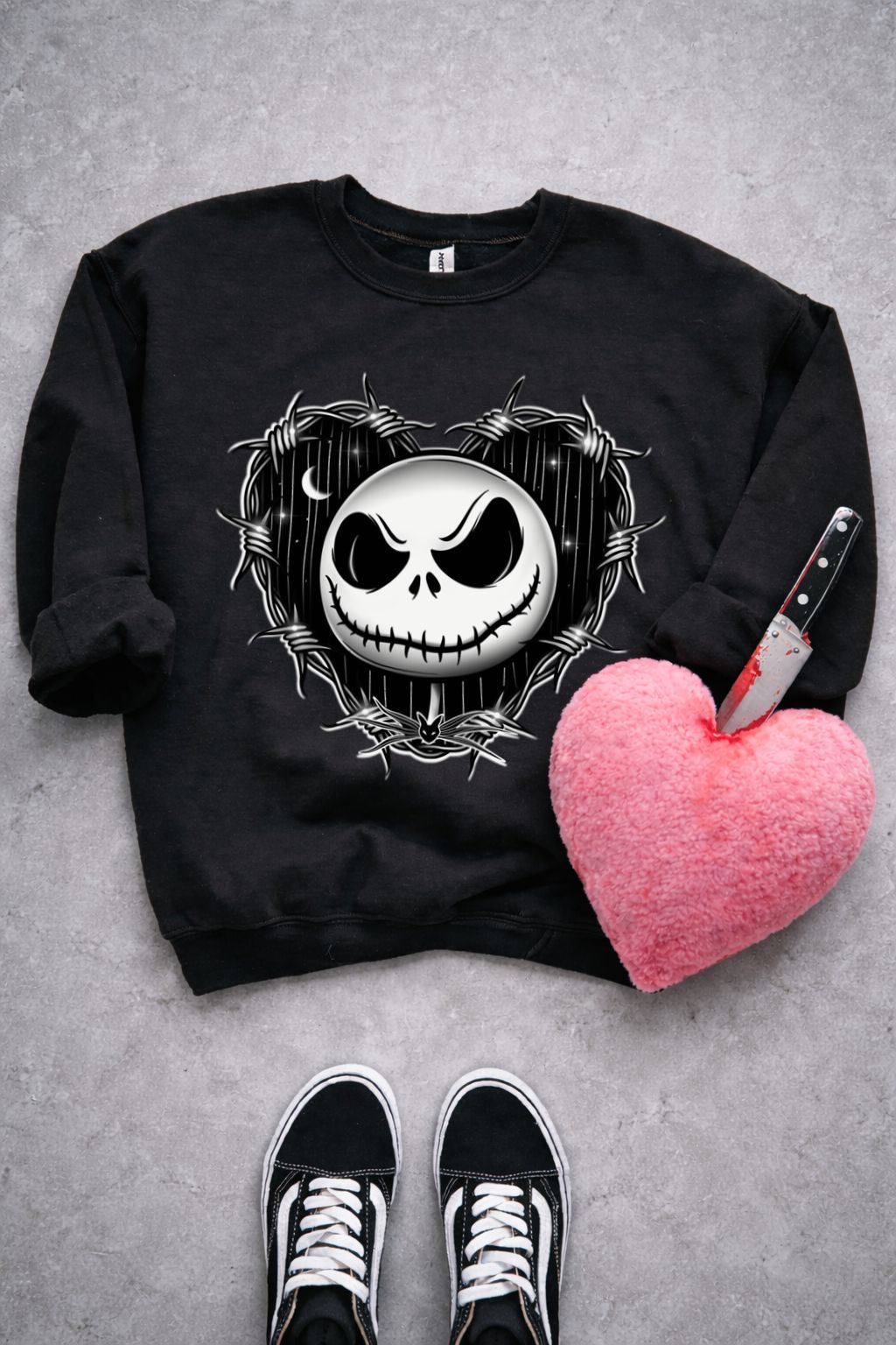 Camisola preta com caveira, coração felpudo cor-de-rosa e tenistas pretos com branco