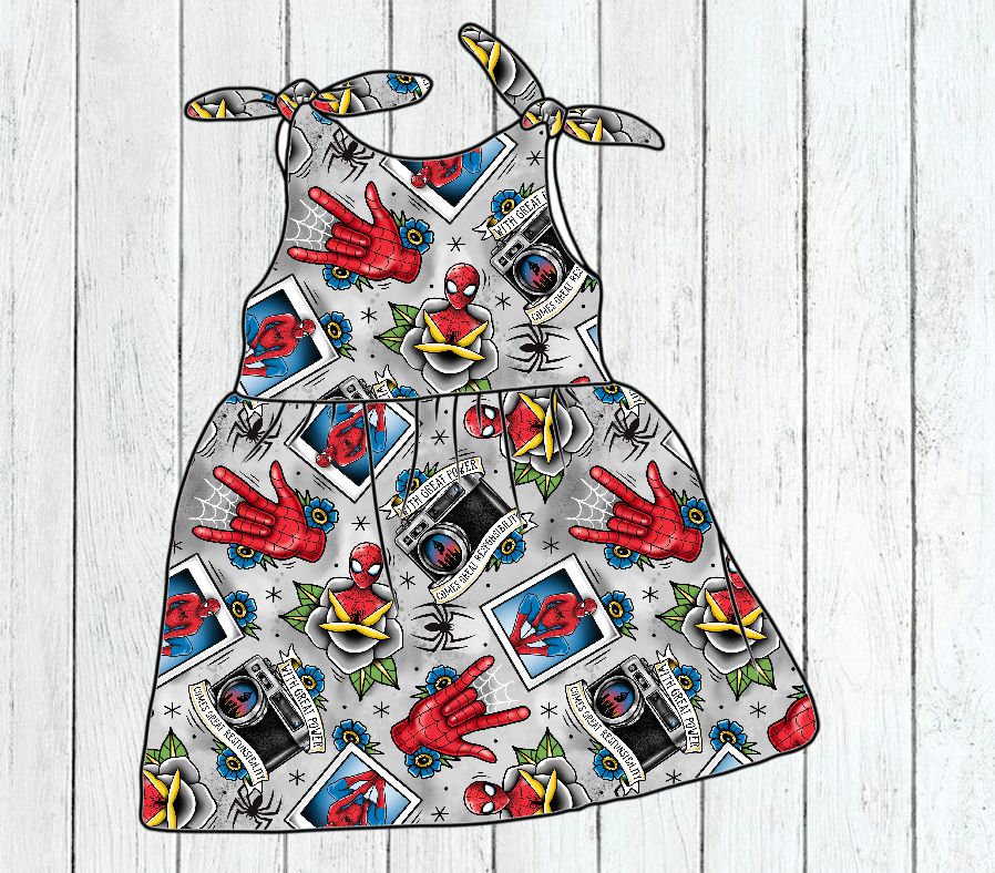 Vestido infantil cinzento com estampado colorido do Homem-Aranha