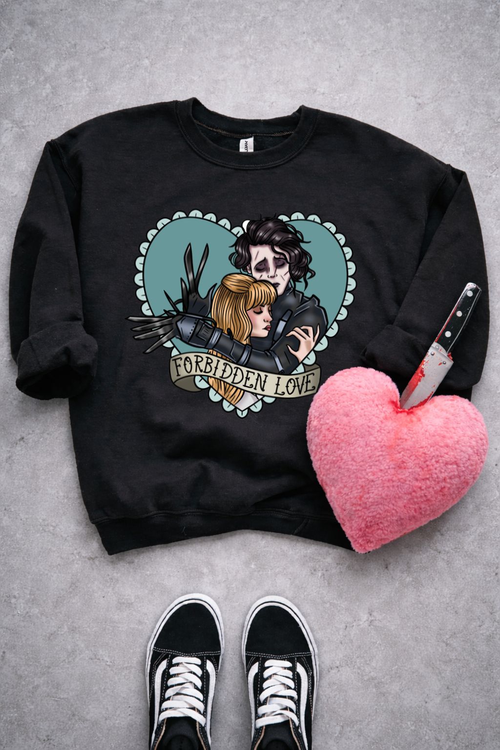 Sweatshirt preta com desenho de casal num coração azul e texto FORBIDDEN LOVE