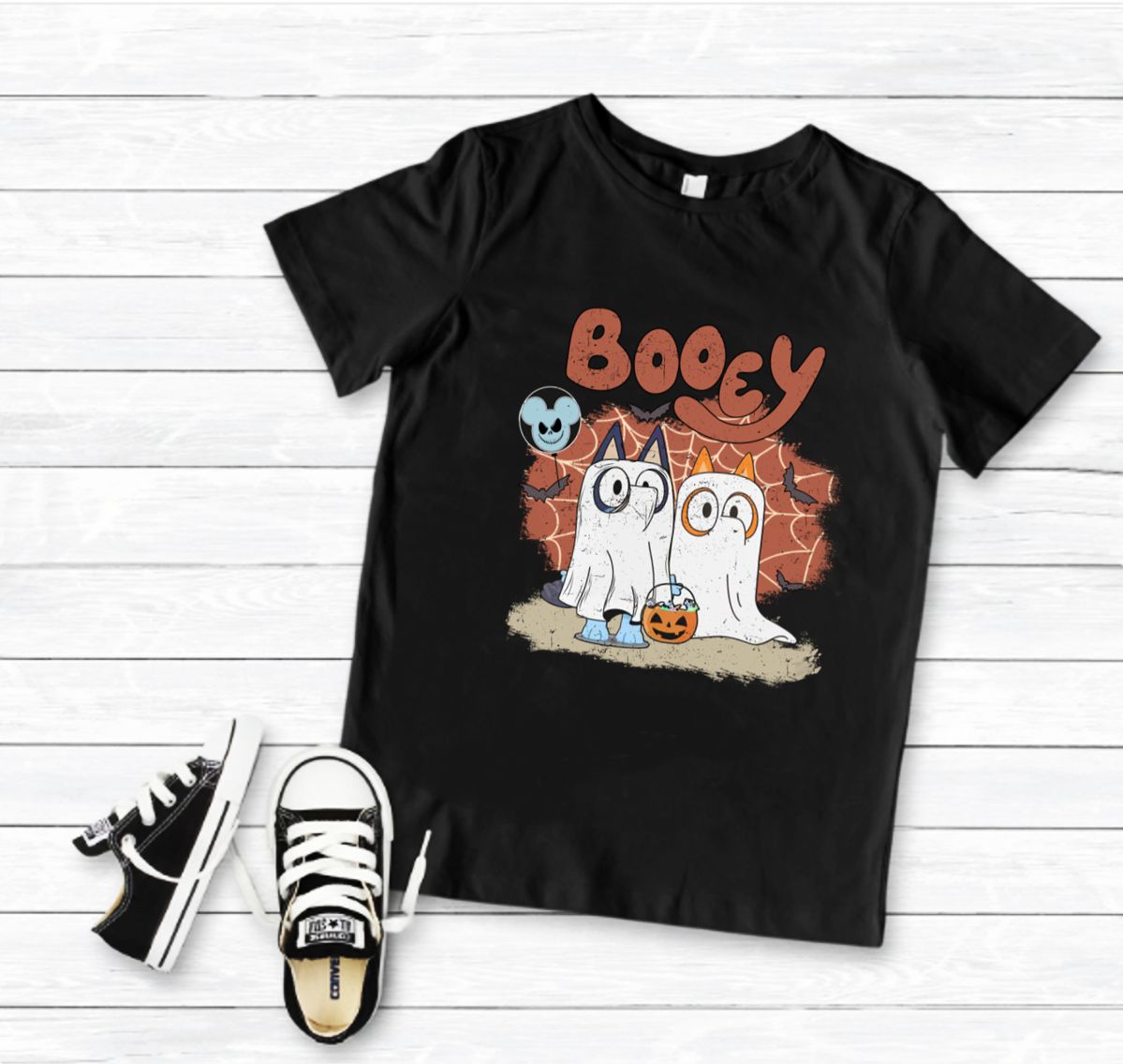Camiseta preta com estampa de Halloween com fantasmas e texto Booey