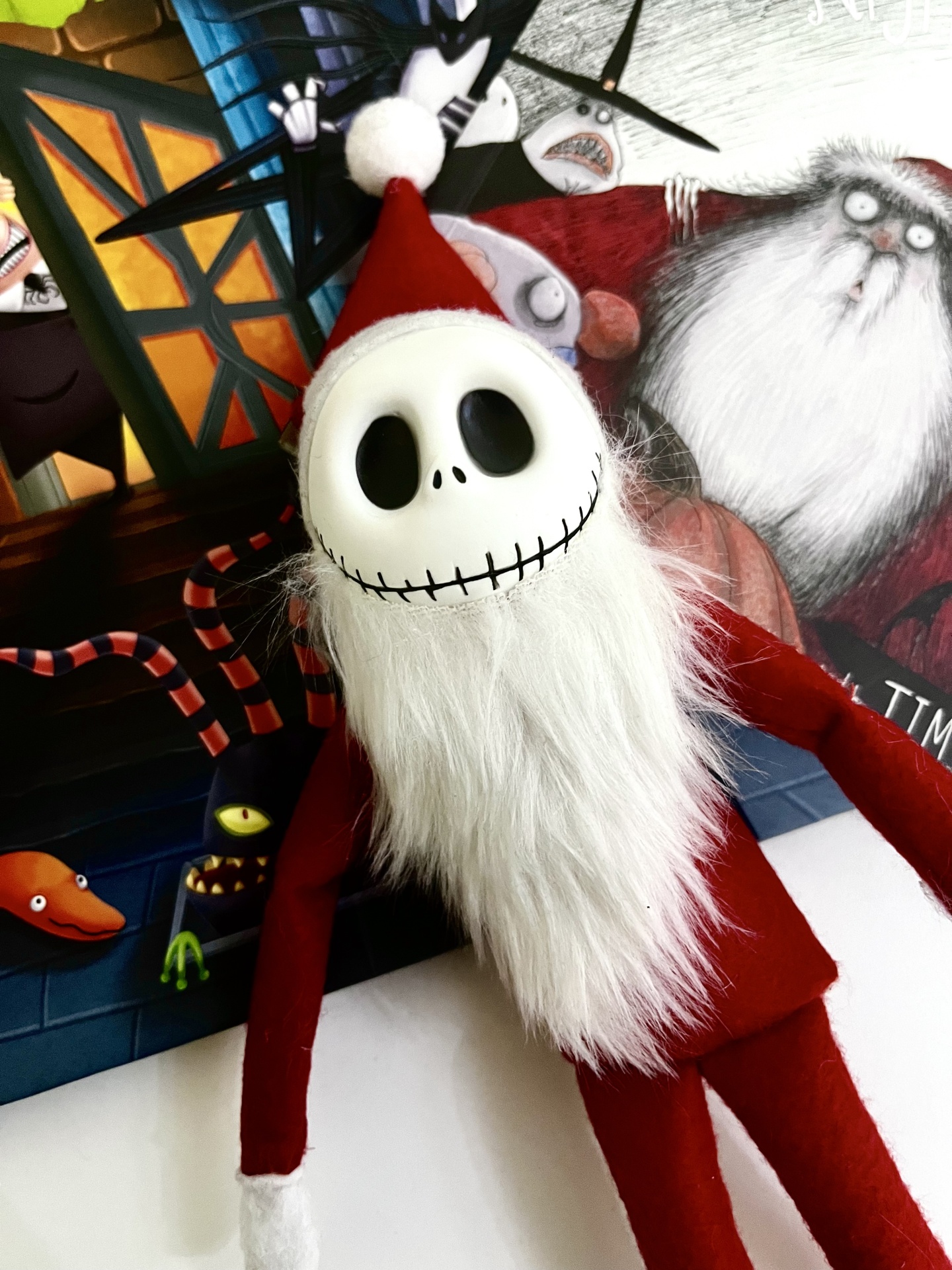 Boneco de peluche com cabeça branca e barba longa vestido de Pai Natal vermelho