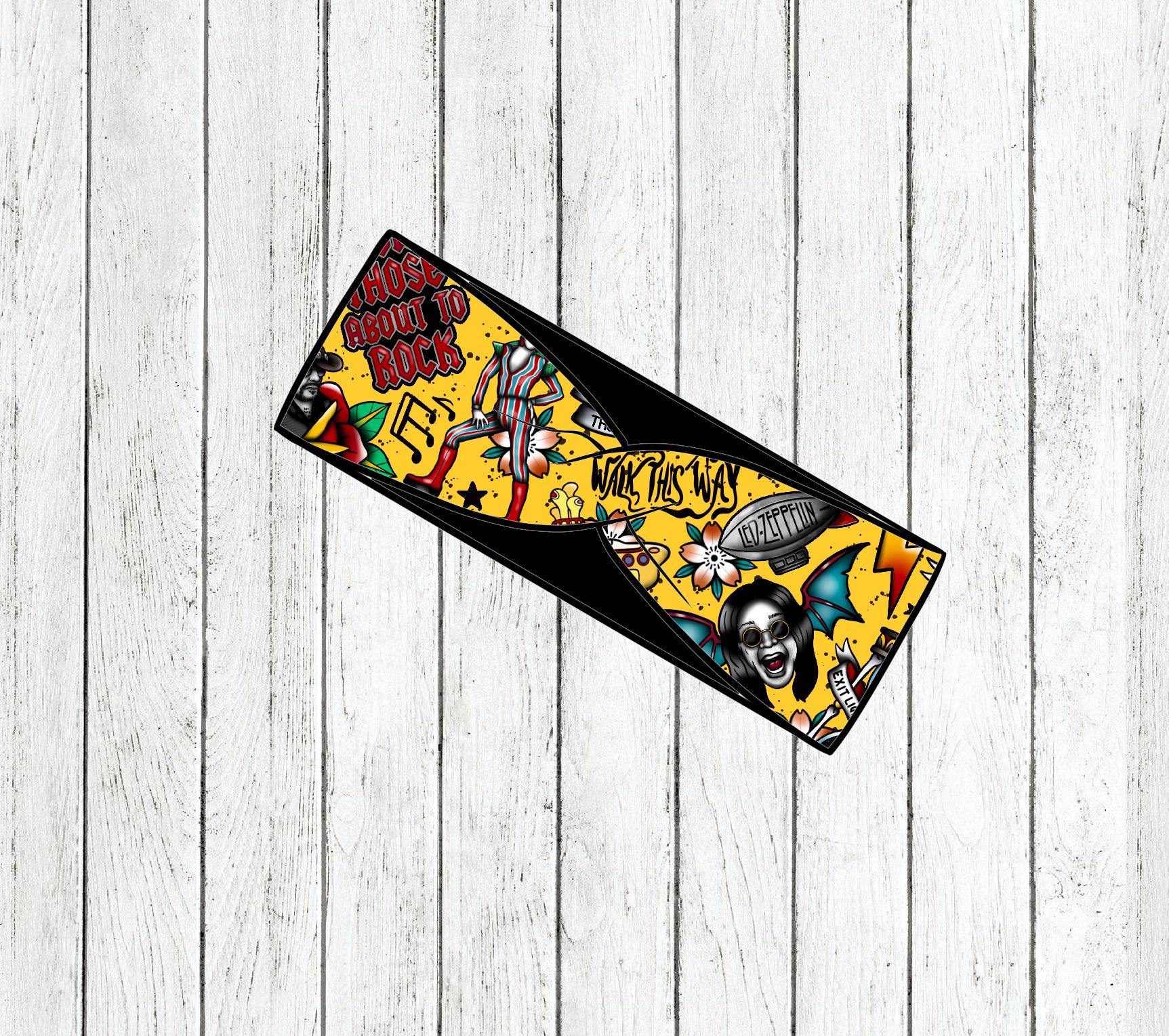 Faixa de tecido amarela com desenhos e texto em inglês colocada sobre superfície de madeira clara