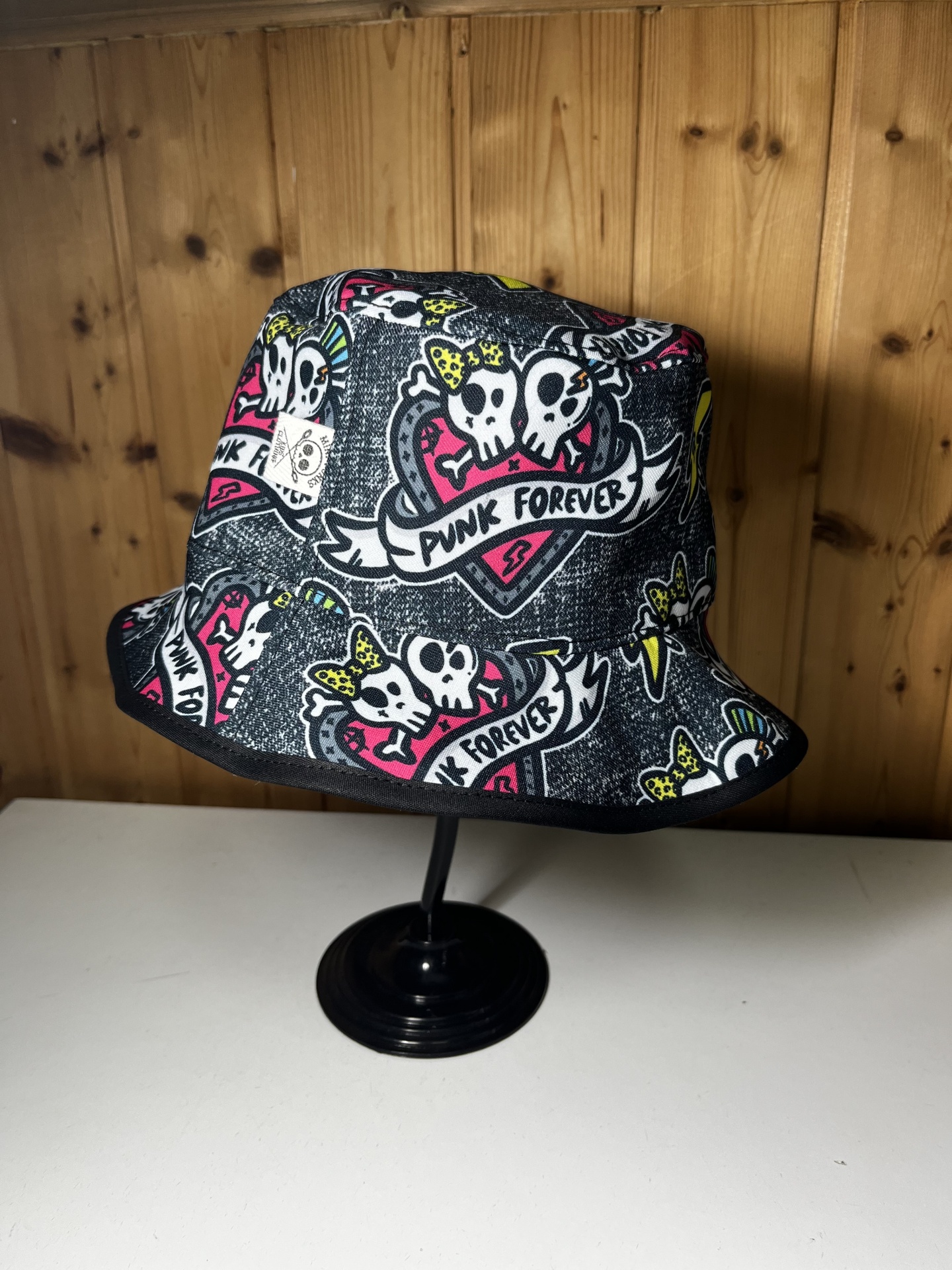 Chapéu tipo balde preto com padrão colorido e texto PUNK FOREVER