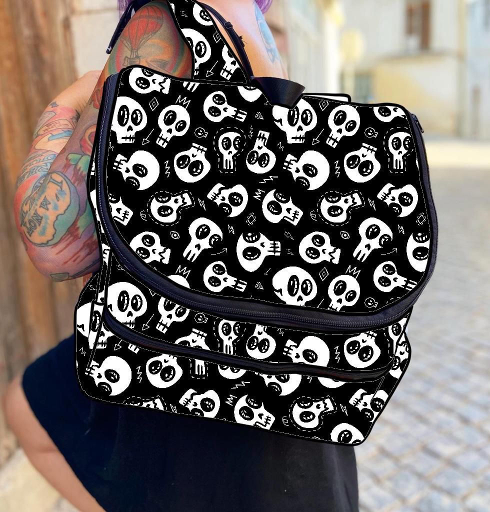 Mochila preta com padrão de caveiras brancas usada por pessoa com tatuagens no braço