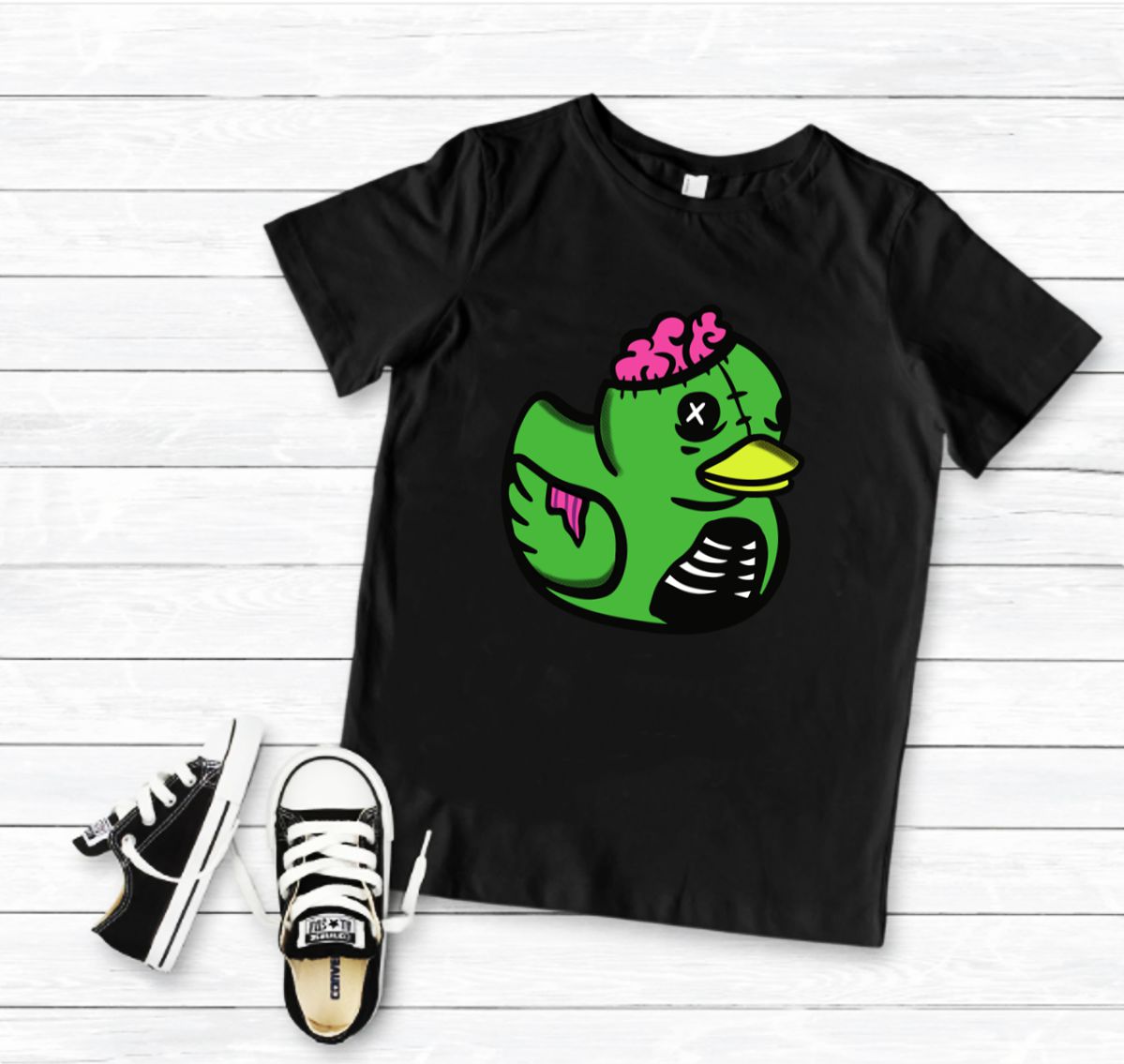 T-shirt preta com estampa de pato zumbi verde e ténis pretos e brancos