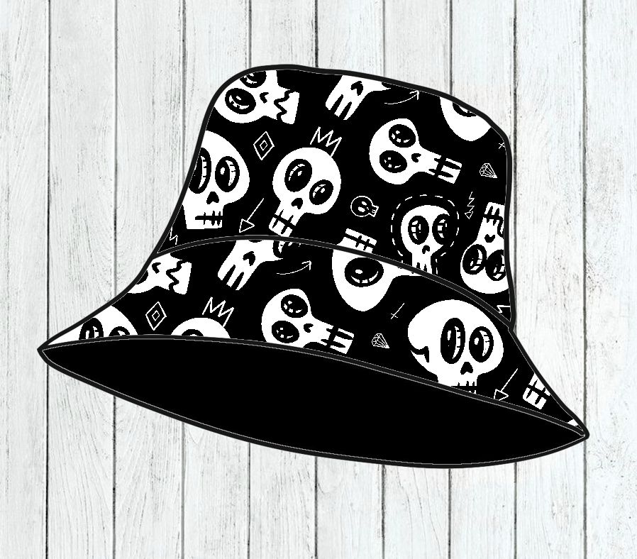 Chapéu bucket preto com padrão de caveiras brancas