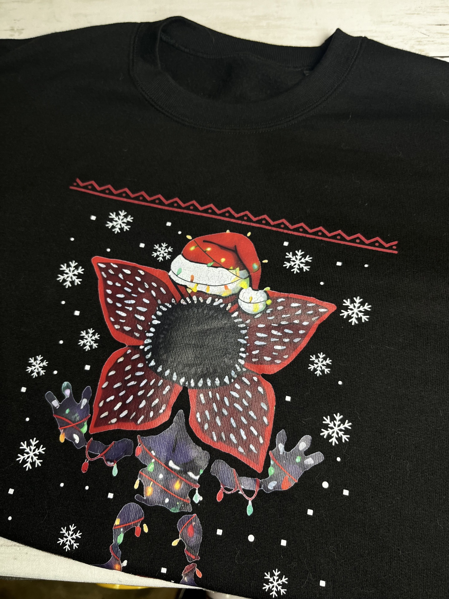 Camisola preta com estampa de personagem natalício e flocos de neve