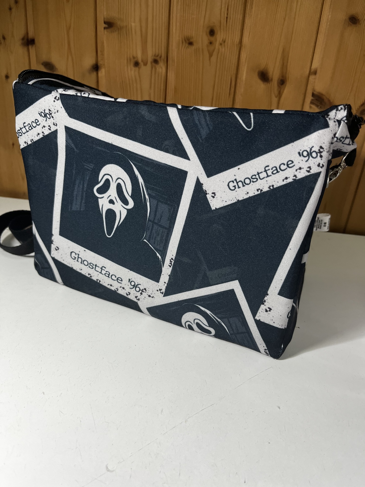 Bolsa preta com padrão Ghostface de filme e texto Ghostface 96