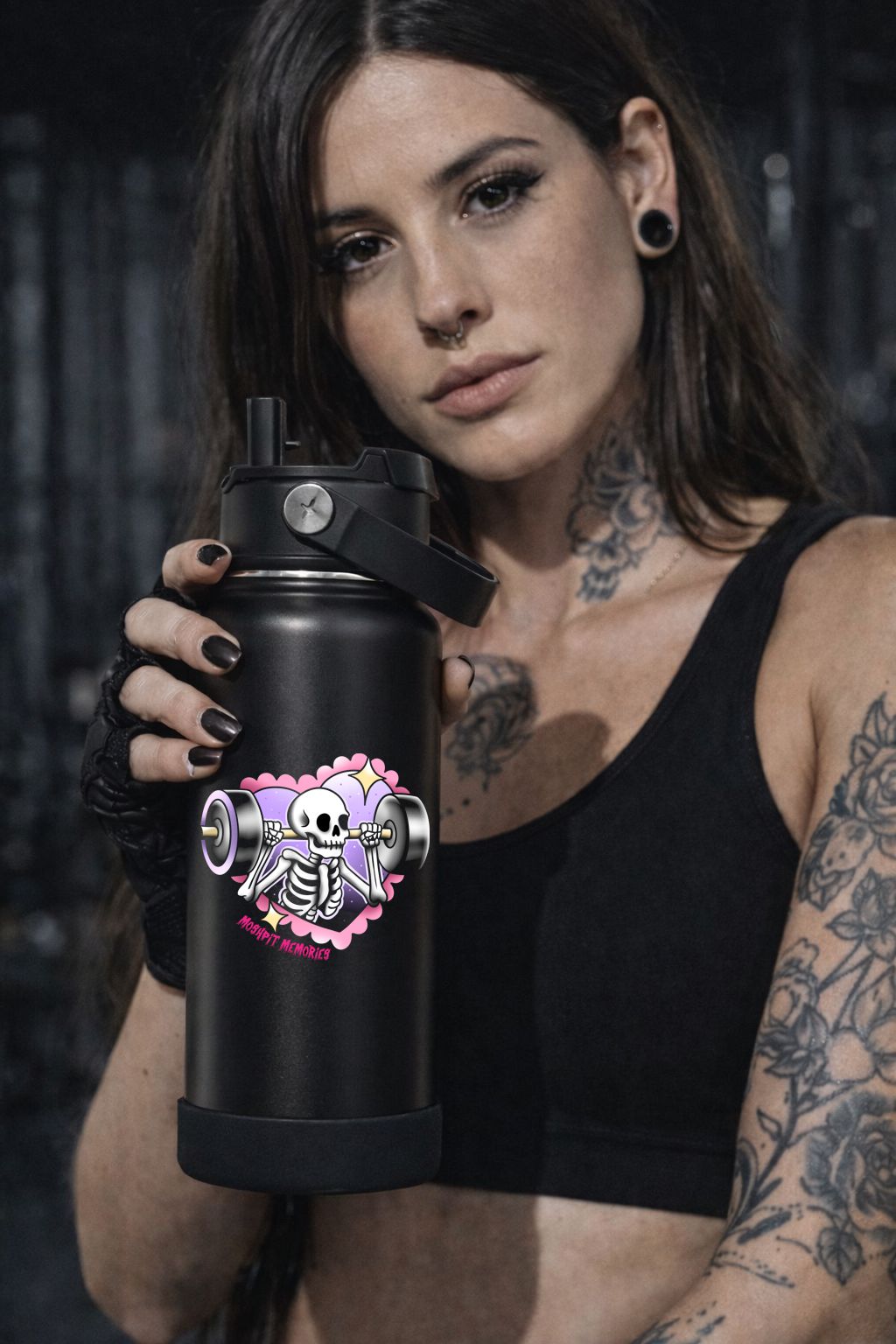 Garrafa desportiva preta em aço inoxidável com desenho de esqueleto a levantar pesos.