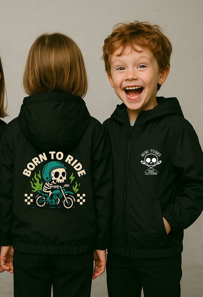 Crianças com casacos pretos com desenhos de crânios e texto relacionado a motorizada.