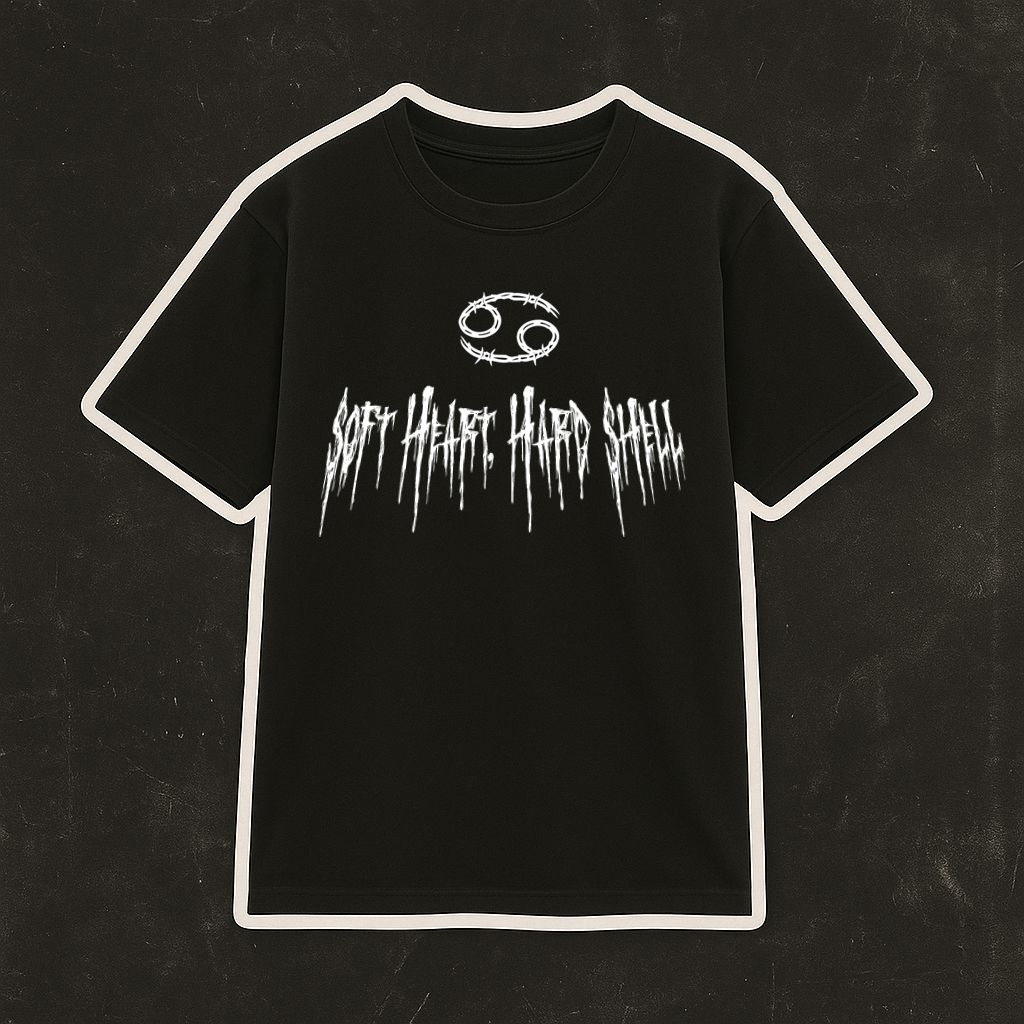 T-shirt preta com símbolo branco e texto no peito sobre fundo preto.