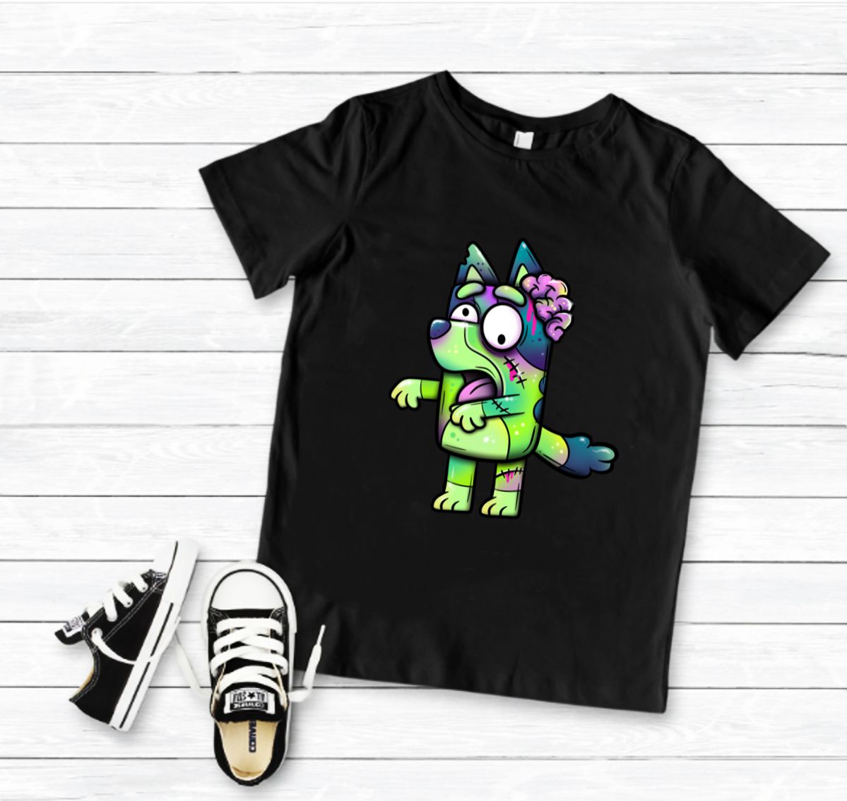 T-shirt preta com estampa de cão cartoon e sapatos infantis.