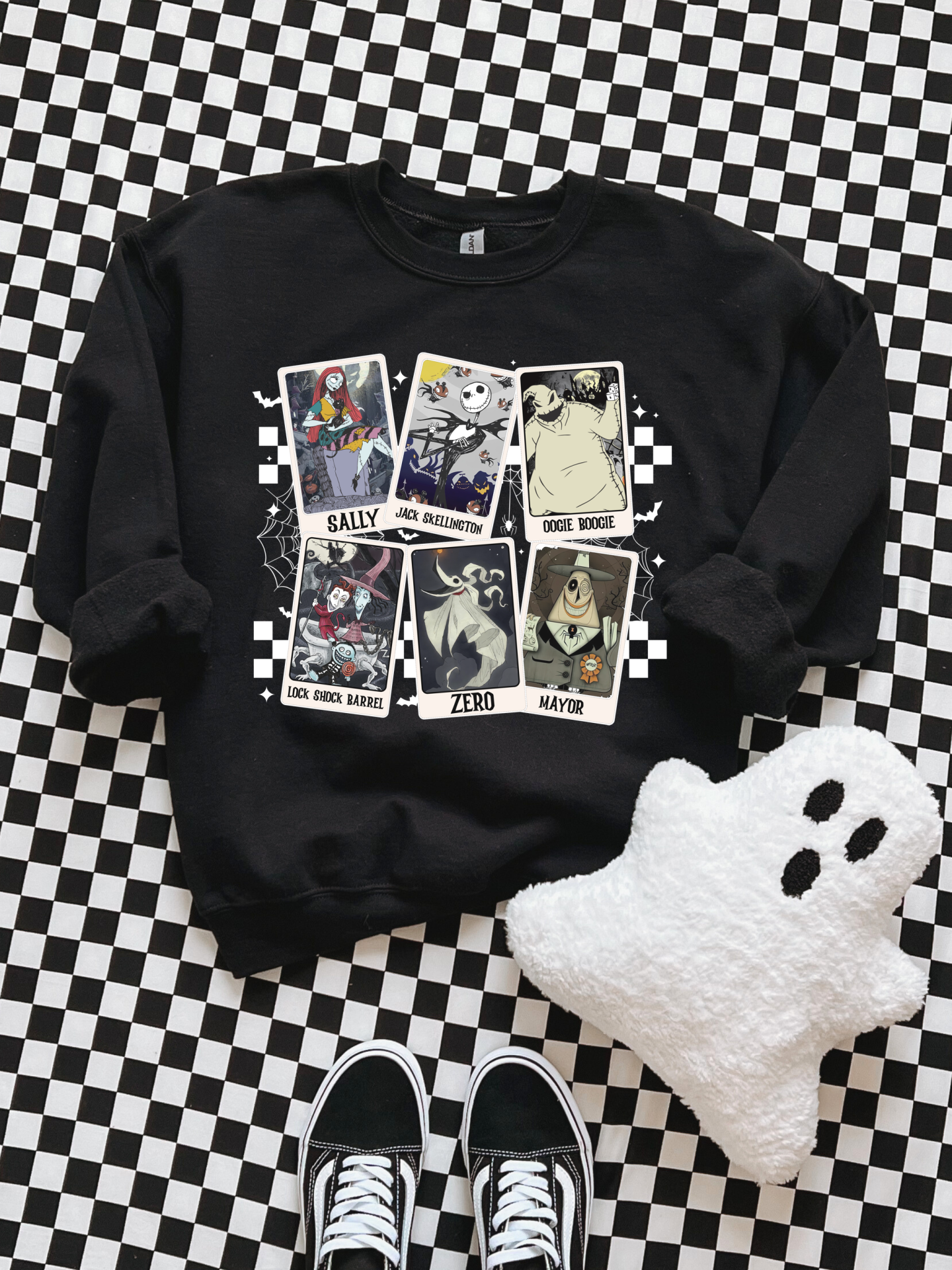 Sweatshirt preta com personagens estampados e almofada de fantasma branca