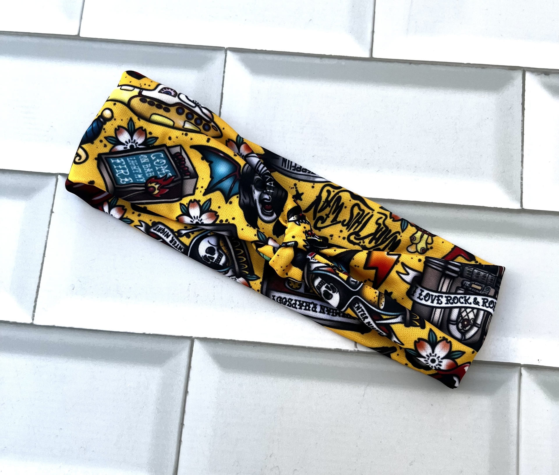 Faixa de cabelo amarela com estampas coloridas variadas