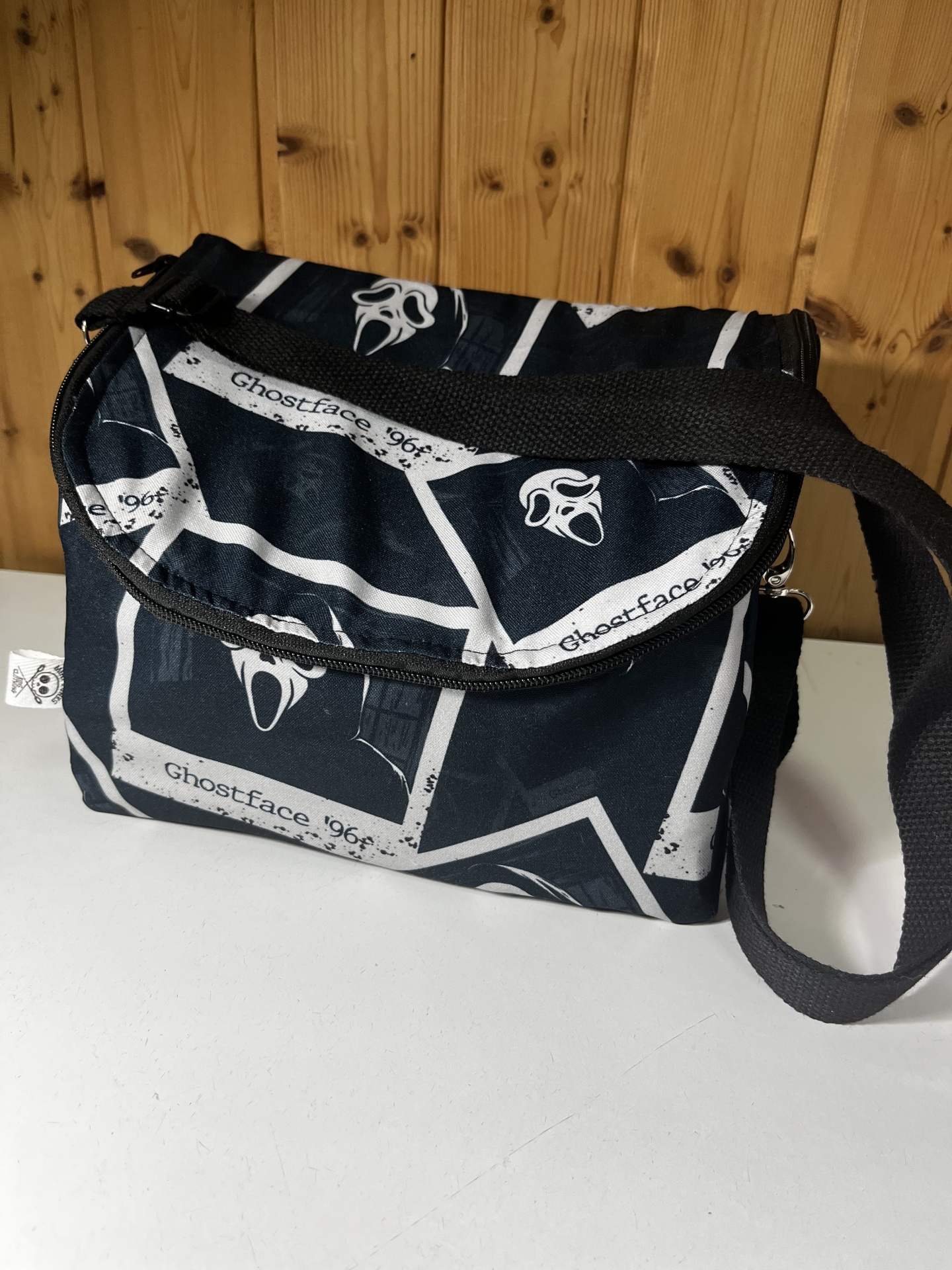 Bolsa preta com padrão Ghostface 96 e alça preta
