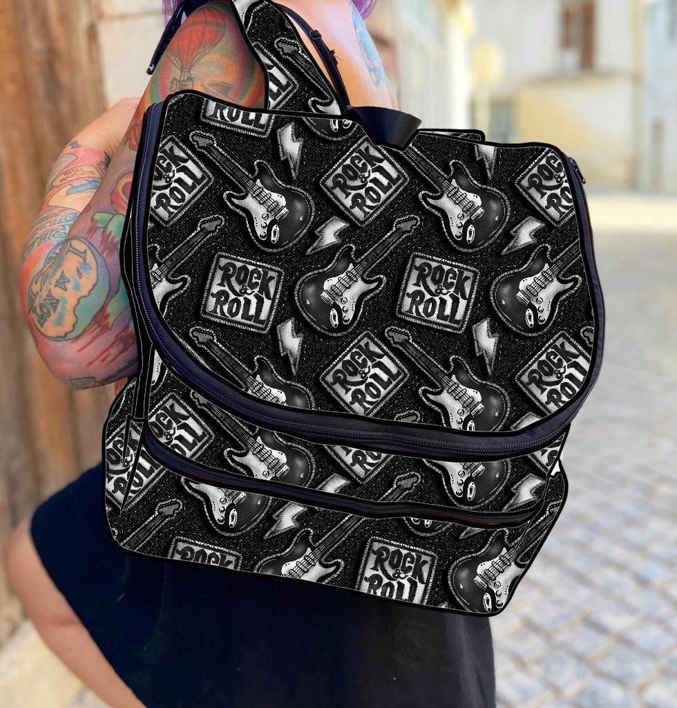 Mochila preta com padrão de guitarras elétricas e texto ROCK & ROLL