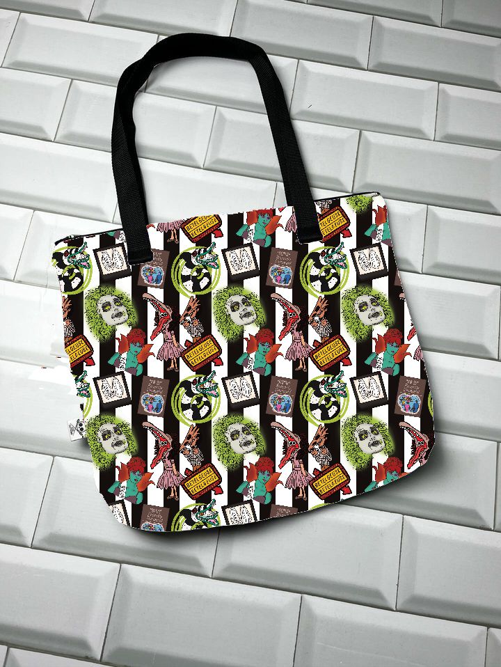 Saco de tecido colorido com padrão de caveiras, pássaros e texto THE WONDERFUL WIZARD