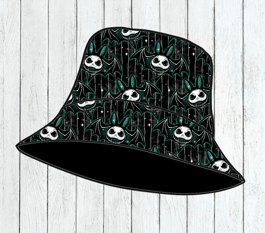 Chapéu balde preto com padrão de rostos brancos e detalhes verdes sobre madeira branca