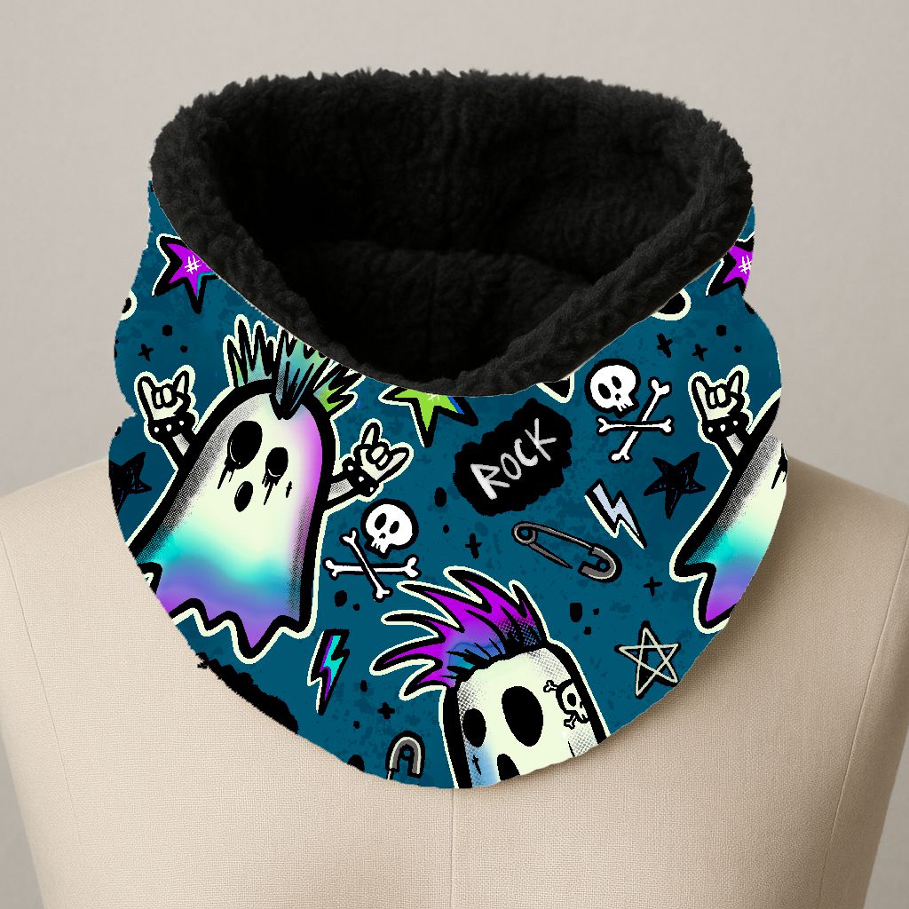 Cachecol tubular azul com padrão de fantasmas, caveiras e a palavra 'ROCK'