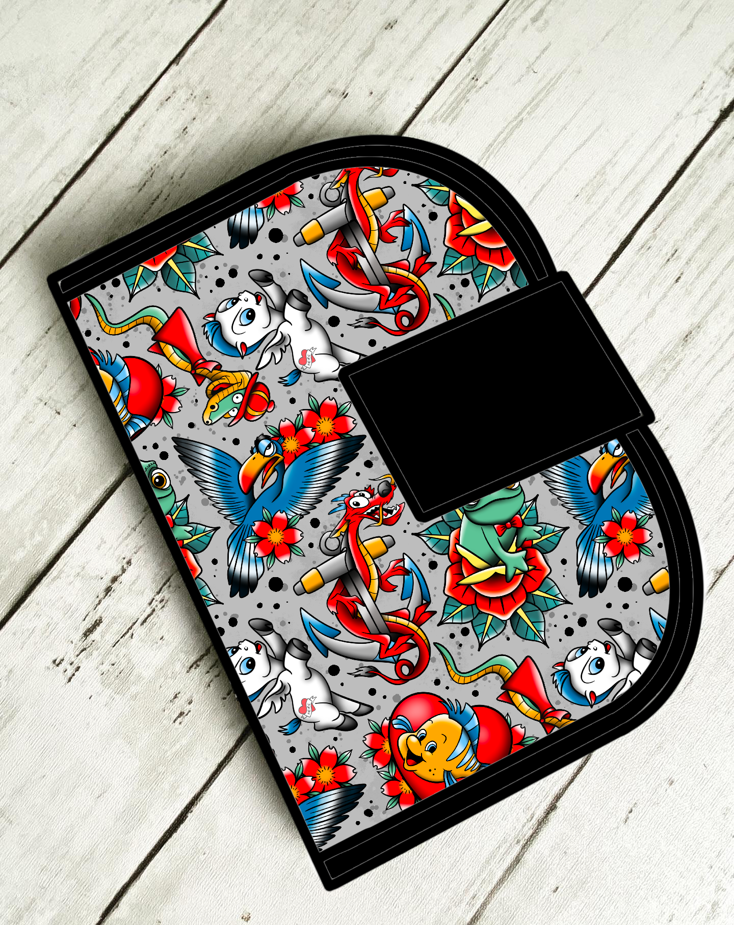 Carteira colorida com desenhos de âncoras, flores, papagaio, peixes e gatos sobre fundo cinza.