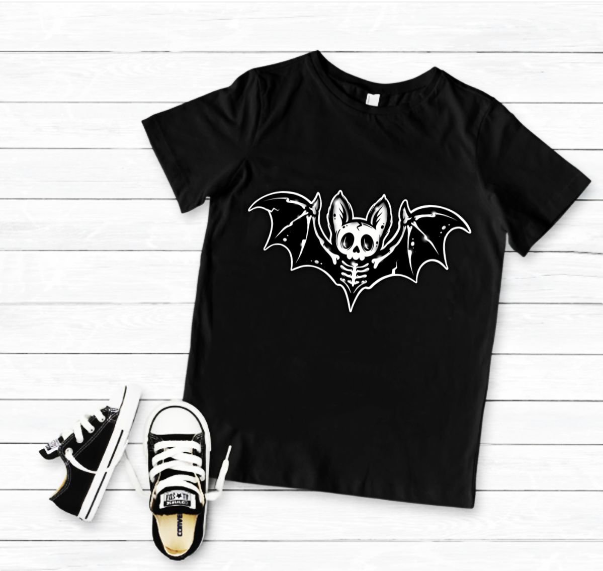T-shirt preta com estampa de morcego estilizado e ténis infantis preto e branco