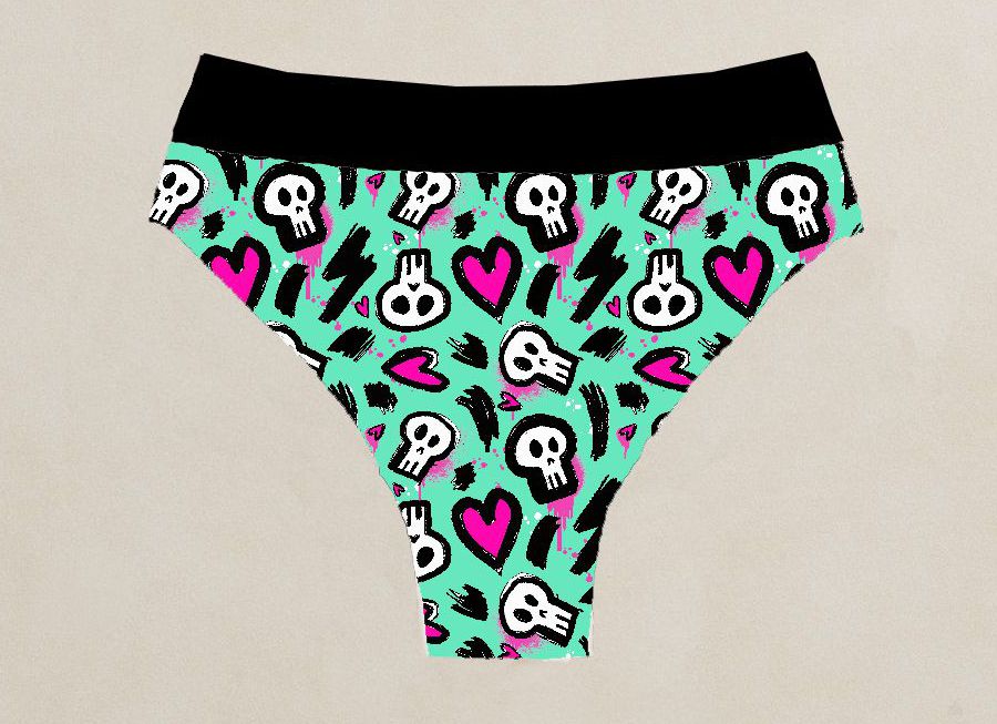 Cueca colorida com padrão de caveiras, corações e raios