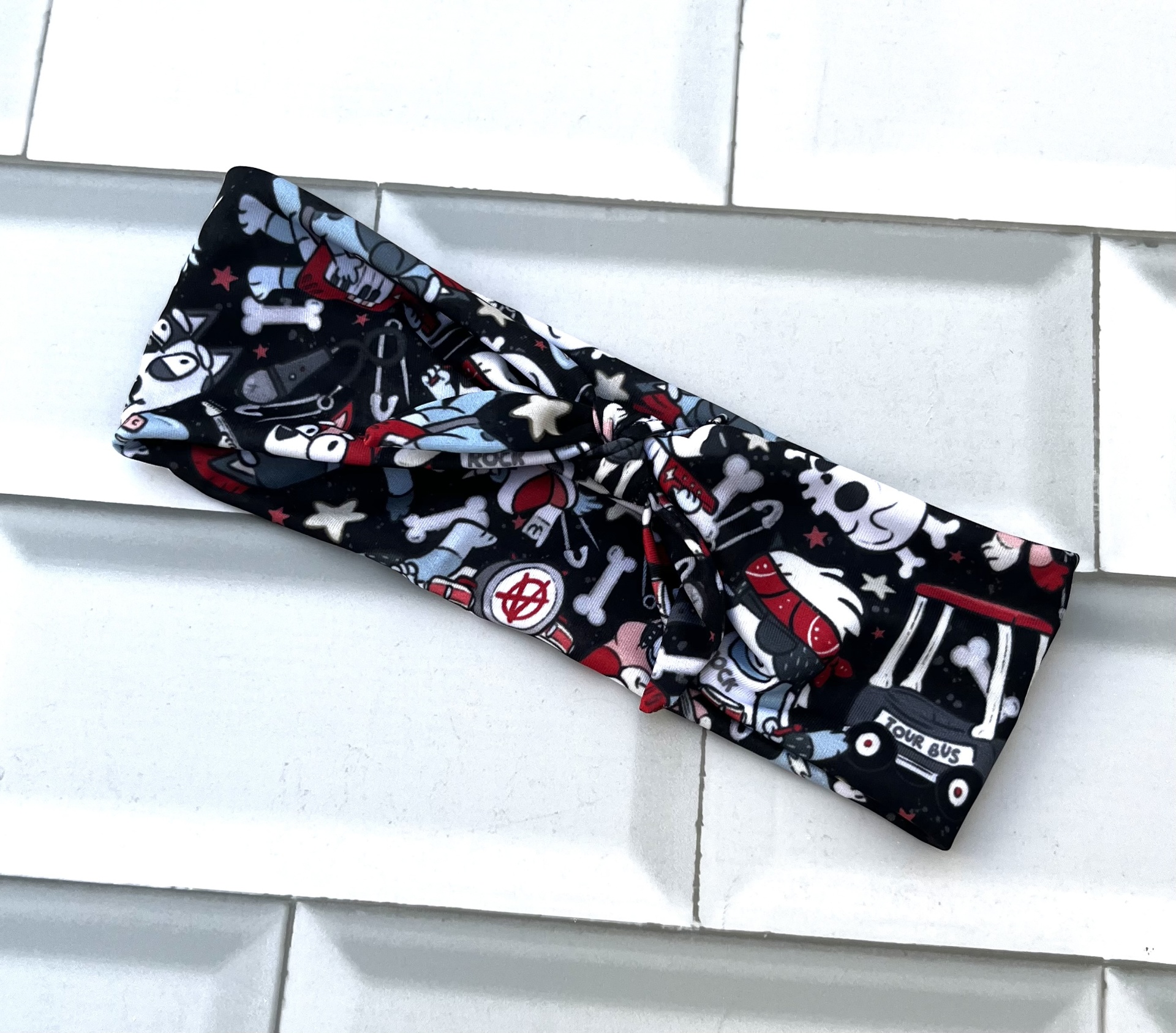 Faixa preta com estampas de caveiras e piratas