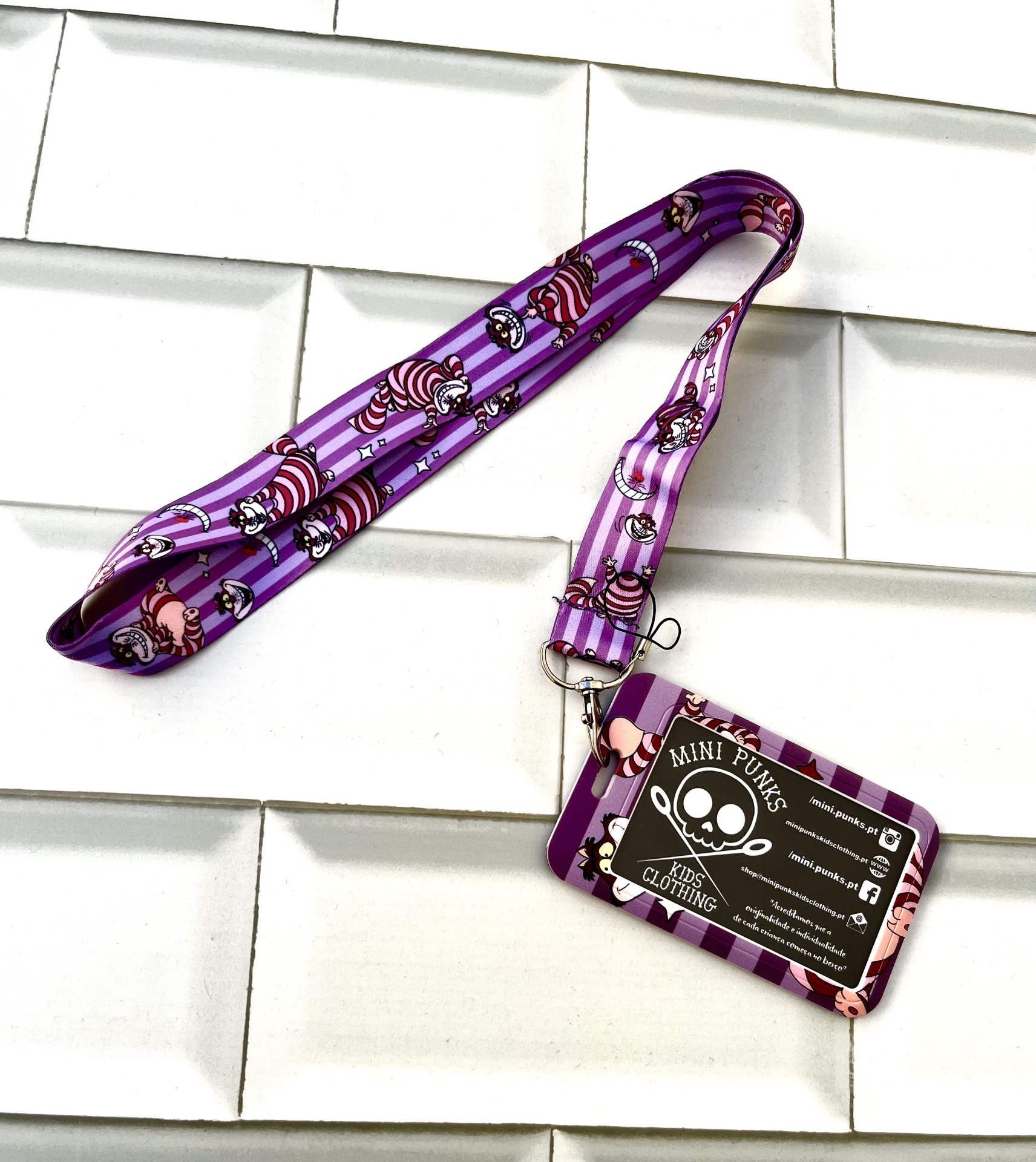 Cordão roxo para pescoço com padrão de caveiras e pendente retangular com texto