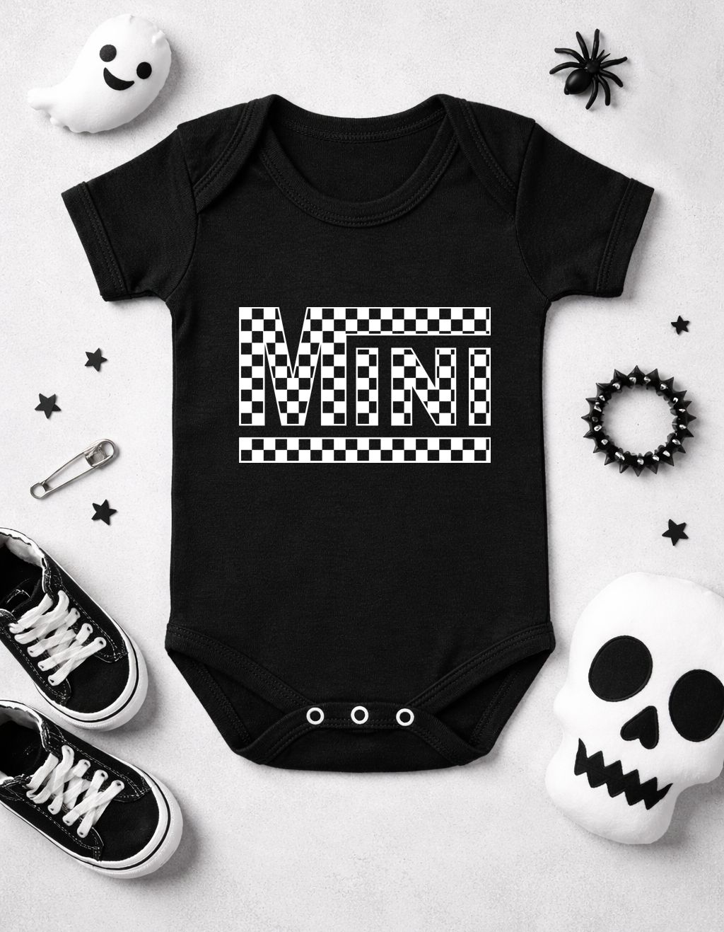Body preto de bebé com texto MINI e padrões xadrez brancos