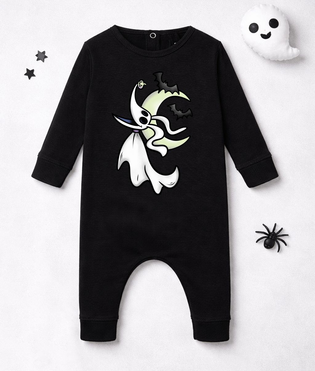 Macacão de bebé preto com estampa de fantasma, lua e morcegos, acompanhado de decoração de Halloween