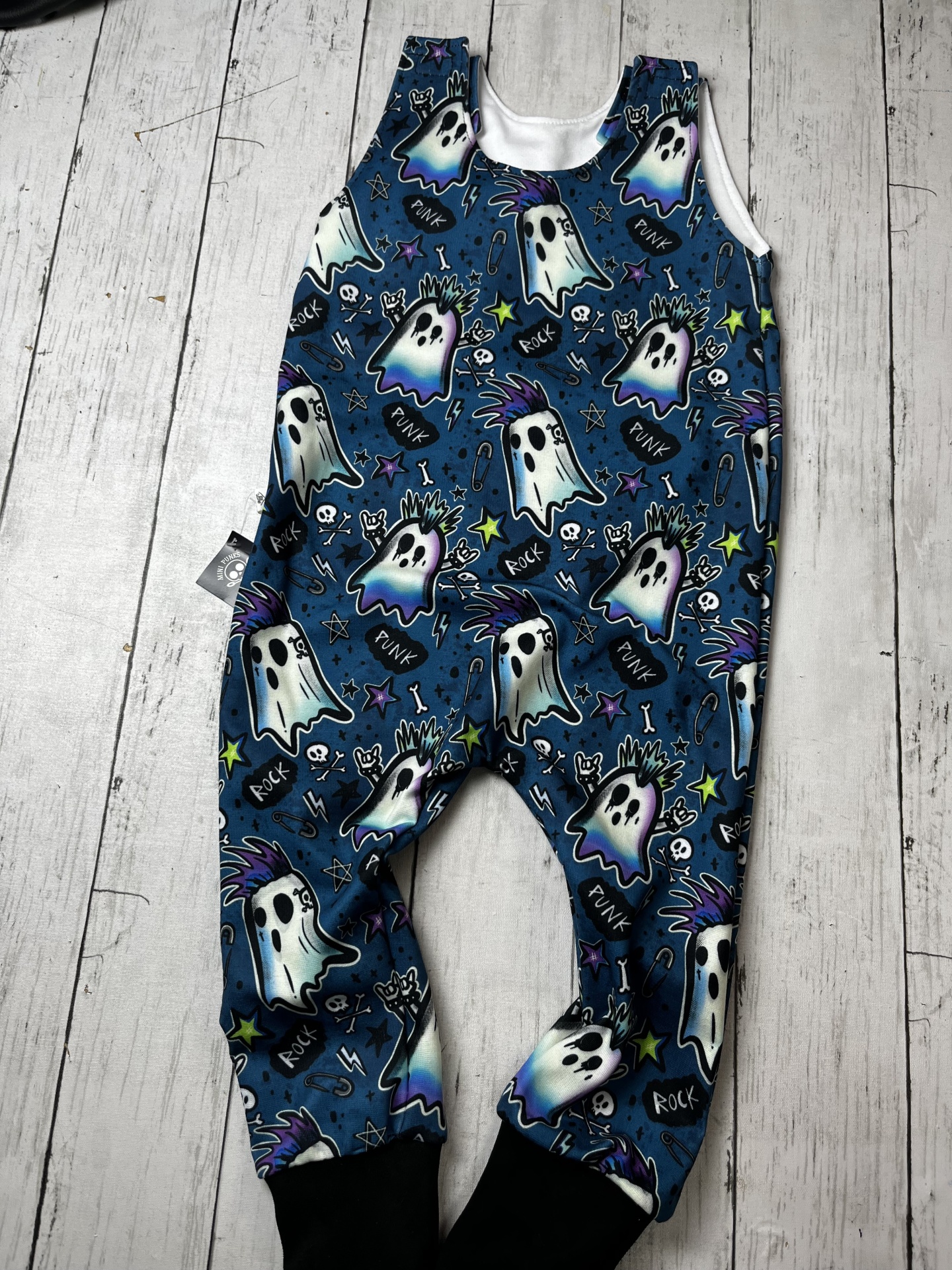 Macacão infantil azul com estampado de fantasmas punk coloridos