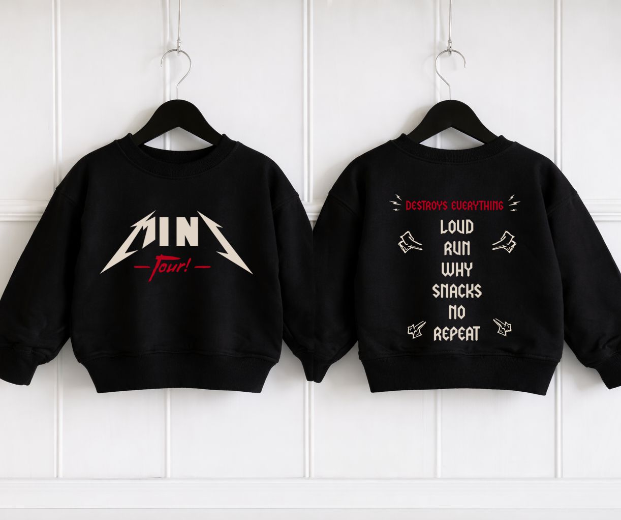 Dois sweatshirts pretos com textos e desenhos pendurados em cabides