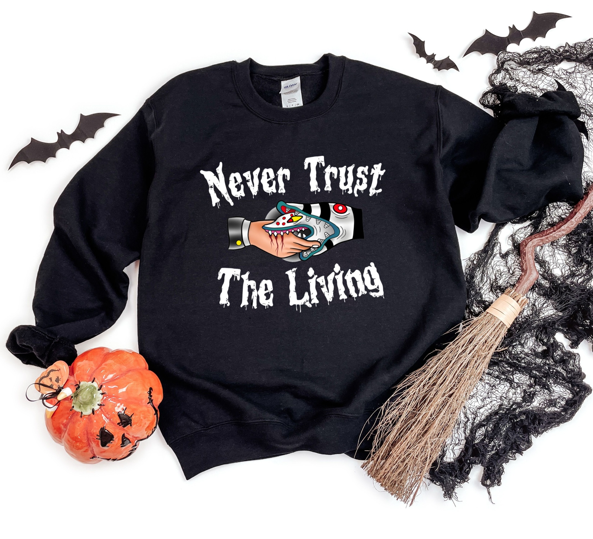 Sweatshirt preta com texto e mão zumbi, decoração Halloween