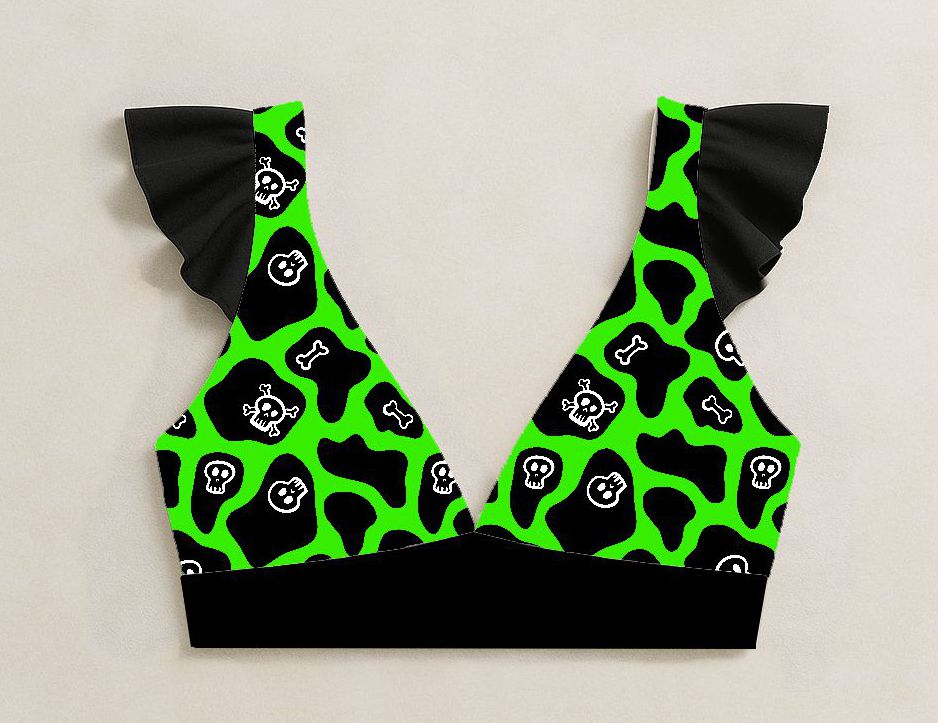 Top de bikini verde com padrão de caveiras e folhos pretos
