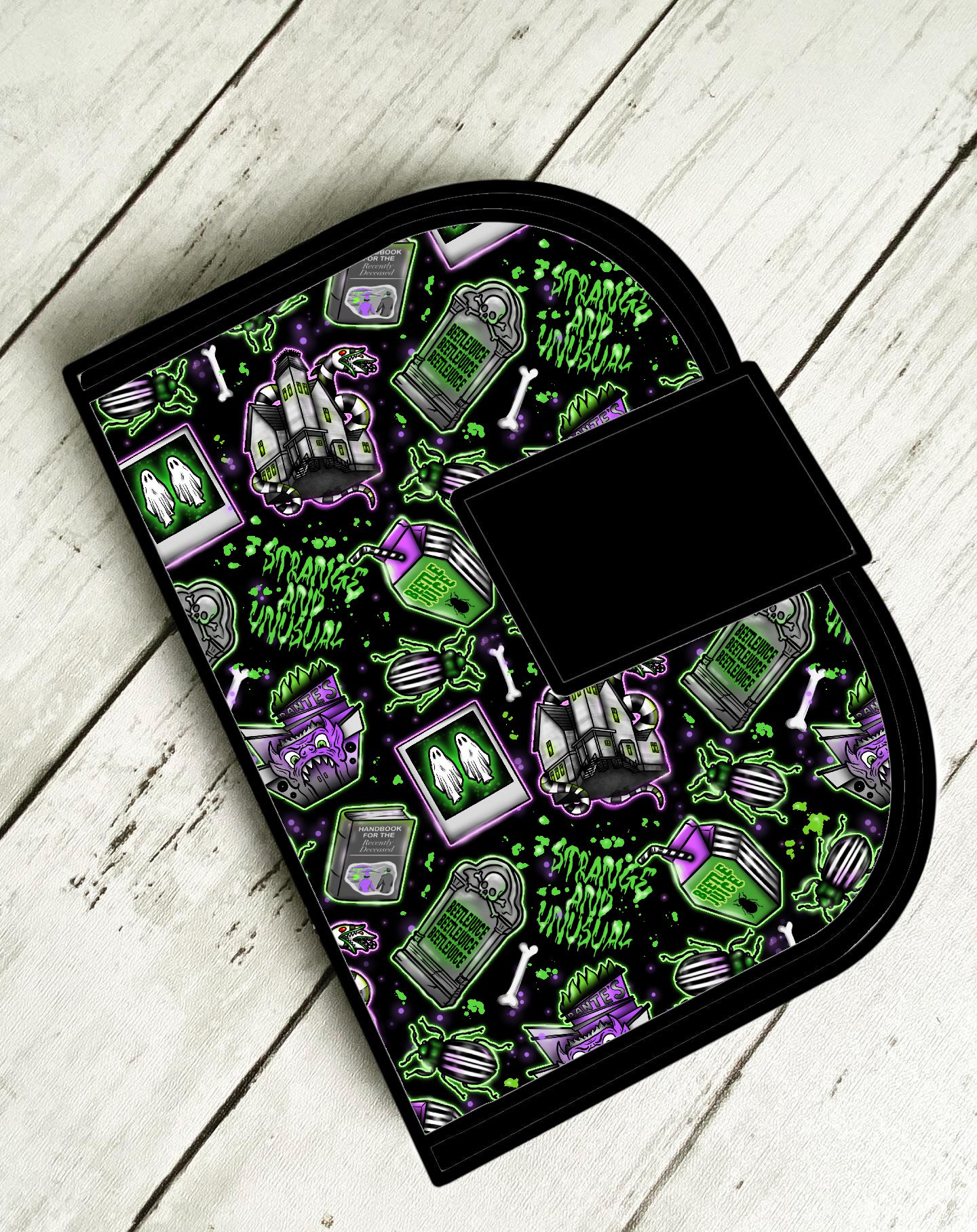 Carteira colorida com padrão cartoon em fundo preto e fecho preto