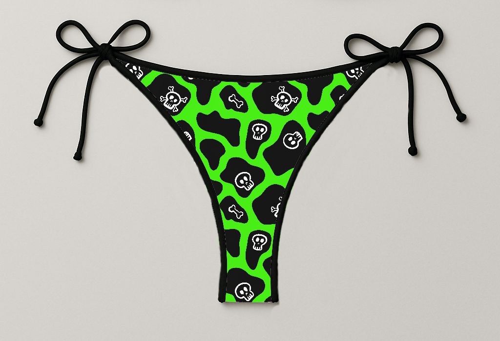 Cueca de biquíni feminina verde e preto com caveiras e tiras laterais pretas para amarrar
