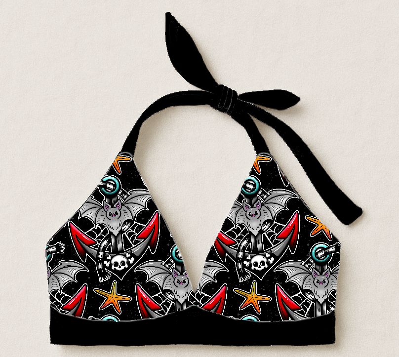 Soutien de bikini preto com estampado colorido de morcegos, âncoras, estrelas-do-mar, teias e caveiras