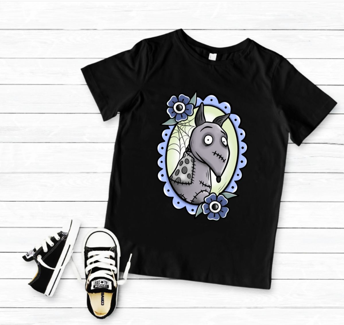 T-shirt preta com estampa de cão costurado e ténis infantis pretos e brancos