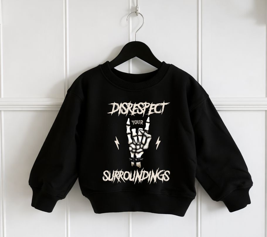 Sweatshirt preta com texto e desenho branco à frente