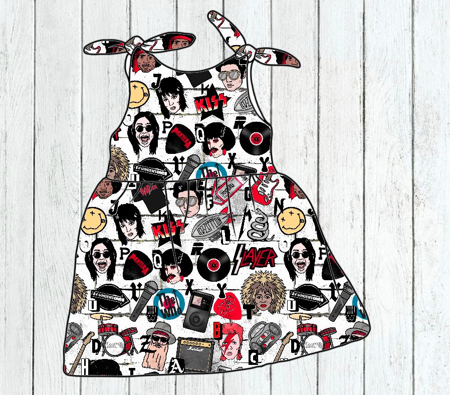 Vestido branco estampado com imagens e texto colorido