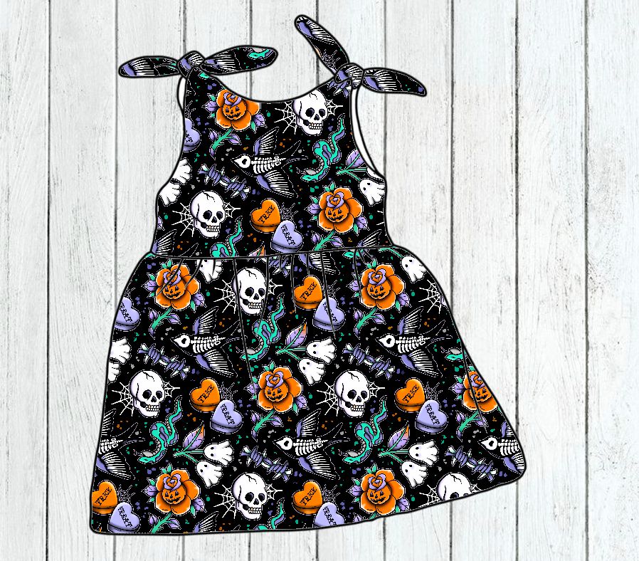 Vestido preto com padrão colorido de caveiras, corações, flores e serpentes