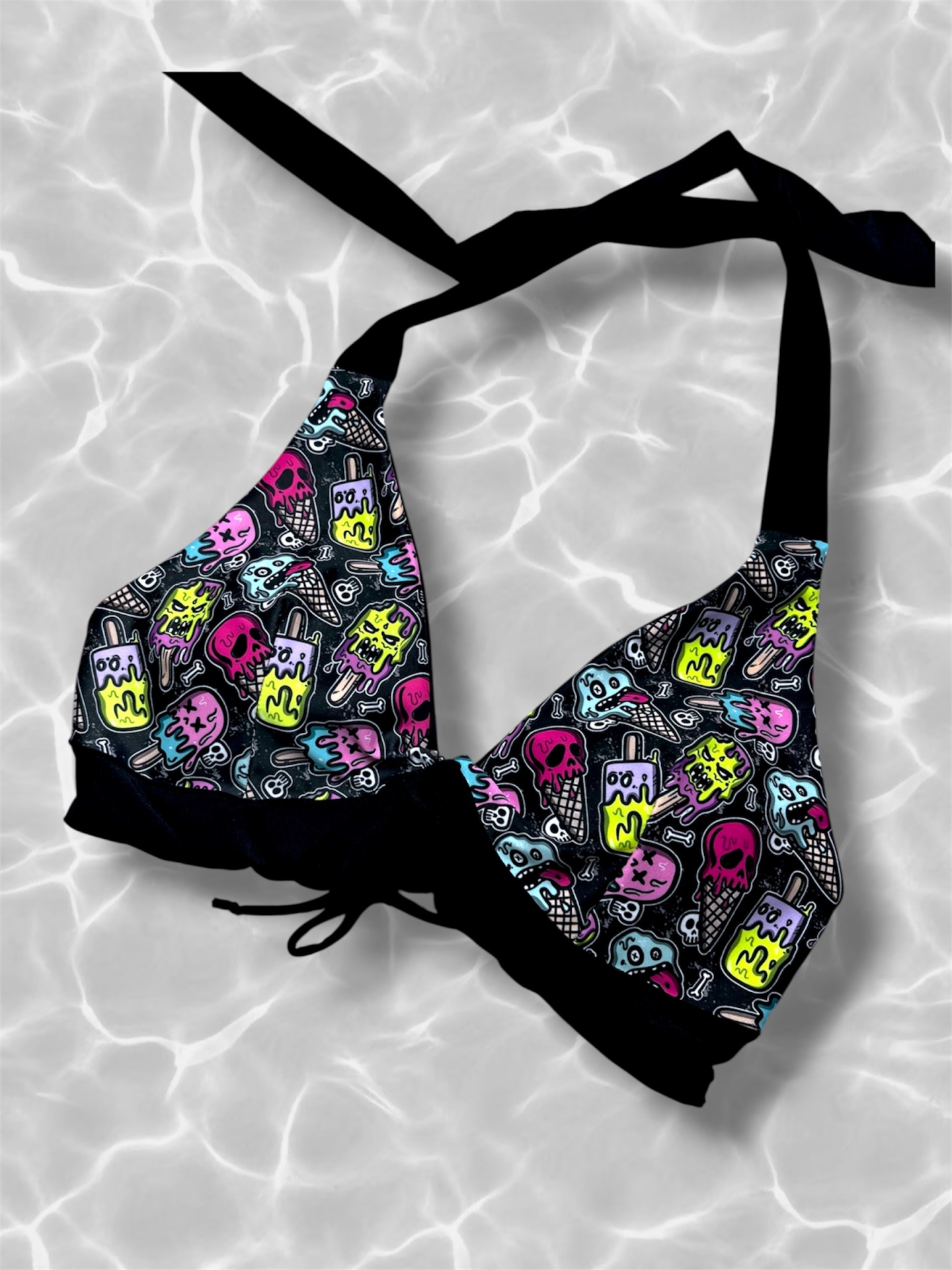 Top de bikini preto com padrão colorido de gelados e caveiras