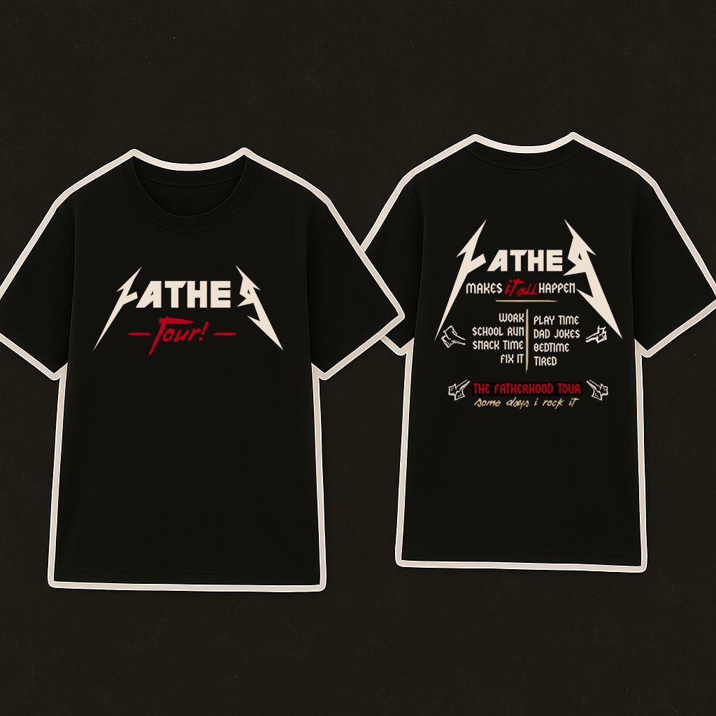 T-shirt preta com texto e desenhos em branco e vermelho no peito e nas costas.