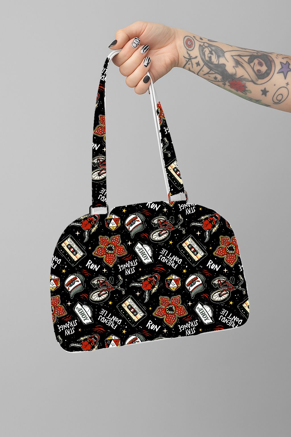 Mala preta com padrão colorido e alça ajustável